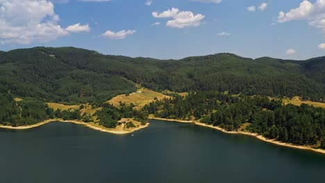 Hermoso-Vuelo-Aéreo-A-Costas-Arenosas-Sobre-El-Embalse-De-La-Presa-Dospat,-Rhodopes-Bulgaria