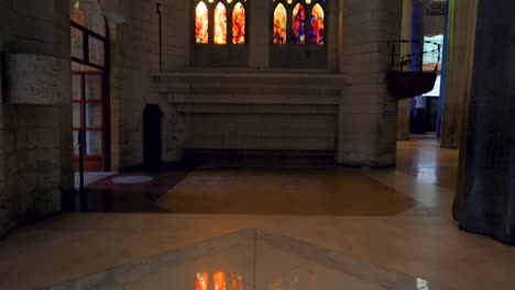 revelación de magníficas vidrieras y techo en la sagrada familia