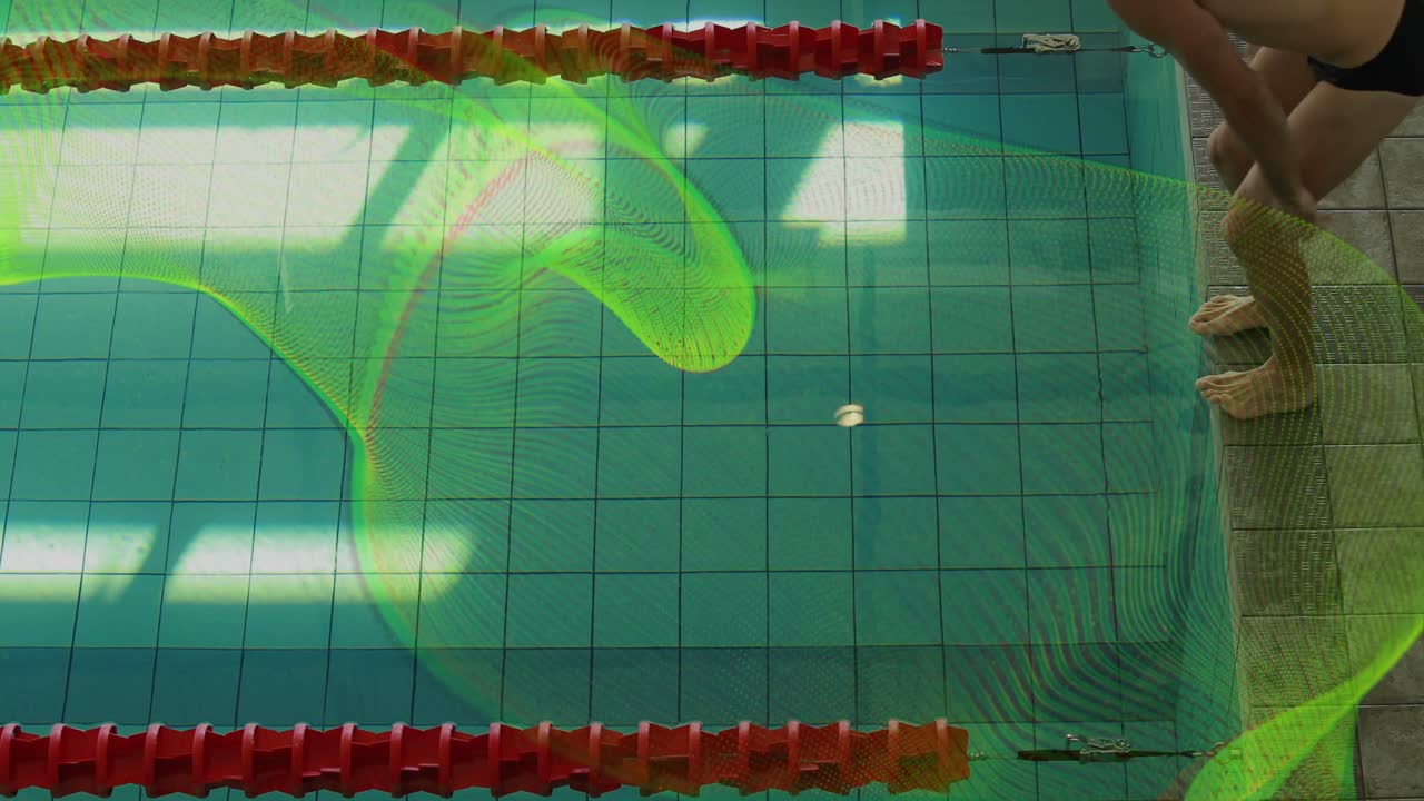 Nadador saltando da borda da piscina, deslizando por baixo das cordas das raias, criando ondulações de néon para o treinamento.