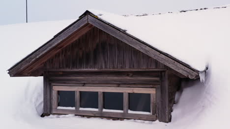 Schneebedecktes-Hausdach-Und-Hölzerner-Dachboden-Mit-Eiszapfen-Im-Winter