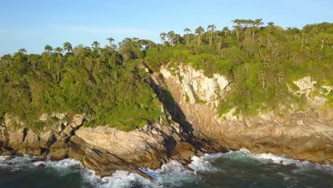 Luftaufnahme-Der-Trilha-Da-Sepultura-Zur-Goldenen-Stunde-In-Bombinhas,-Brasilien