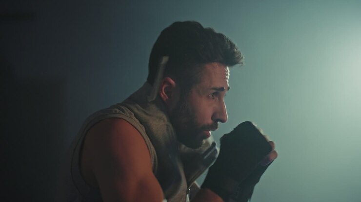 Uomo che si allena con la boxe