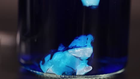 el hielo seco reacciona con el agua, creando humo.