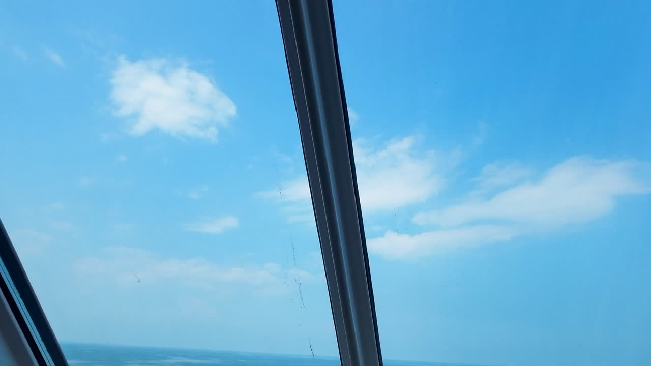 크루즈 창에서 바다보기