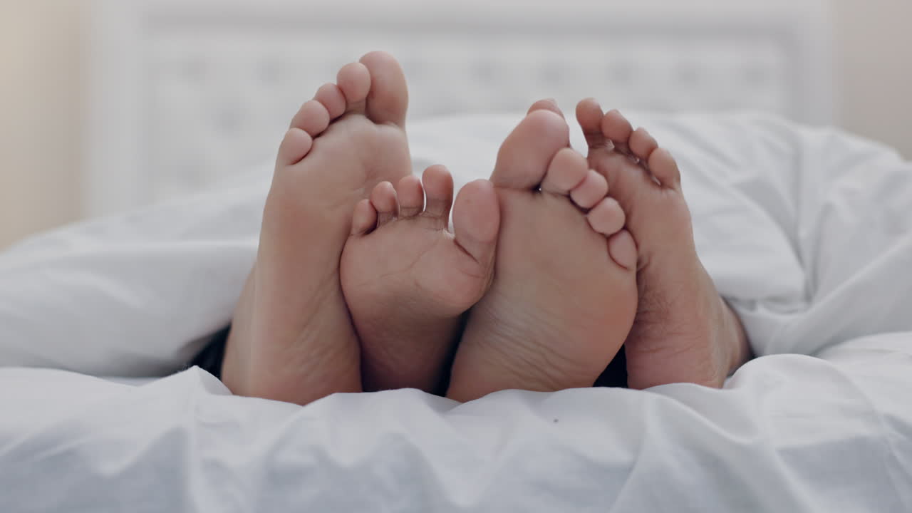 Pies, pareja y frotándose en el dormitorio de casa