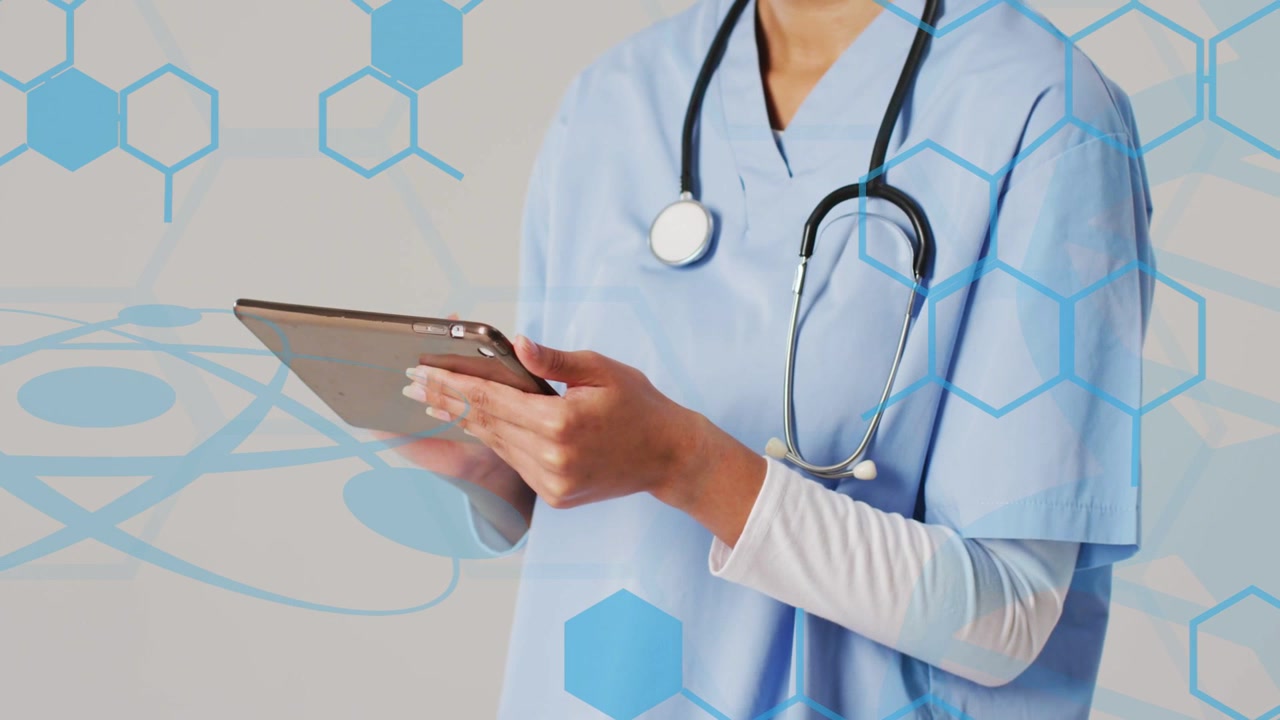 Professionista sanitaria che tiene un tablet, tocca e rivede i dati del paziente, con una cornice esagonale blu in sovrapposizione.