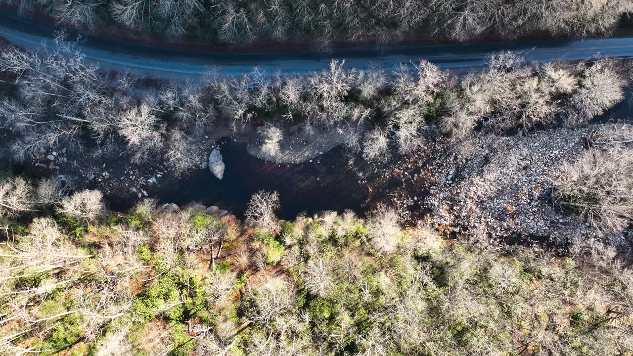 Droneklip oppefra af et lille vandfald i Blue Ridge Mountains i North Carolina