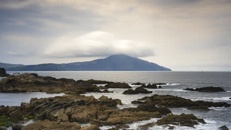 Lapso-De-Tiempo-De-Los-Acantilados-De-Roca-Marina-En-La-Isla-De-Achill-En-El-Camino-Atlántico-Salvaje-En-Irlanda