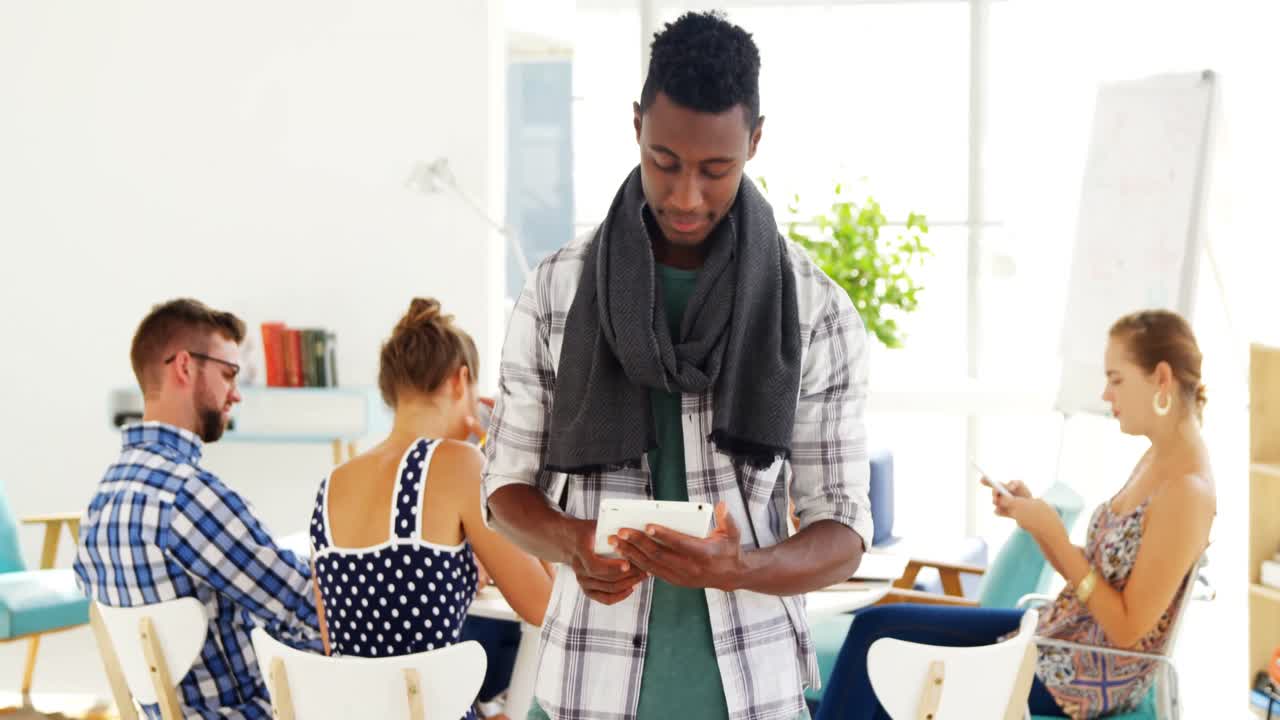 Dirigente maschio che usa un tablet digitale in ufficio
