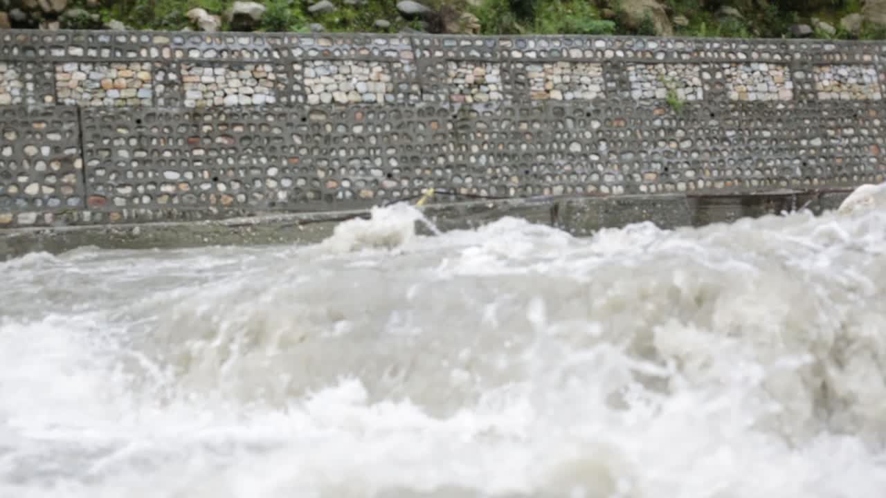 히말라야 마을을 흐르는 히말라야 산악 강 갠지스 - 인도 우타라칸드의 도시