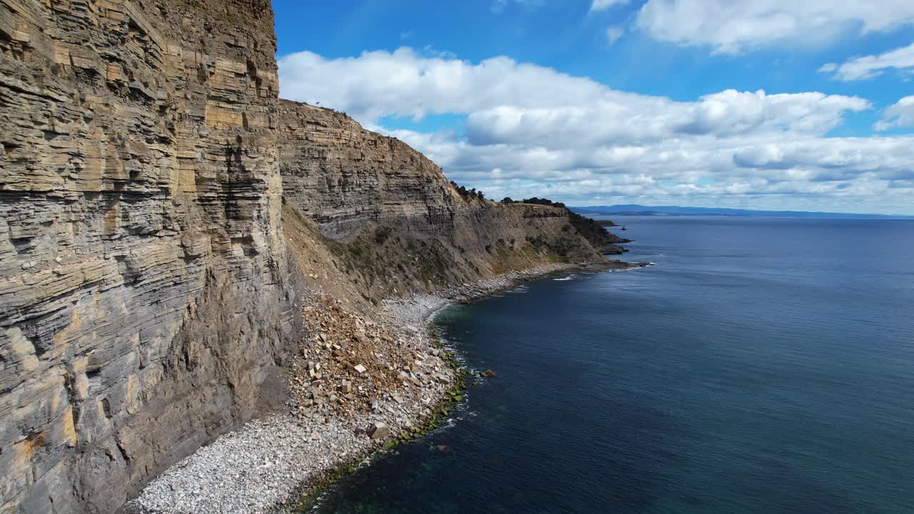 Vista das falésias de fósseis e da paisagem marinha na Tasmânia, Austrália - Foto de drone