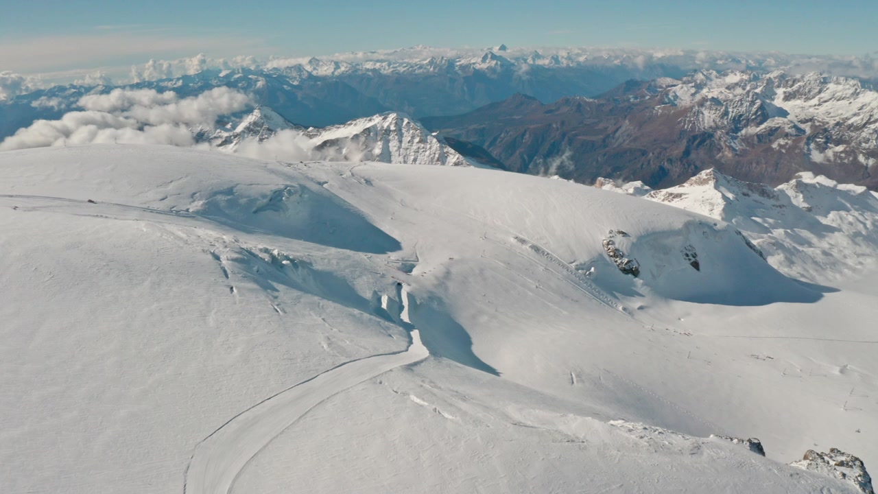 Sorvolo sull'area sciistica estiva del Matterhorn Glacier Paradise vicino al Klein Matterhorn, che mostra piste glaciali, terreno alpino e ampie viste panoramiche a Zermatt, Svizzera