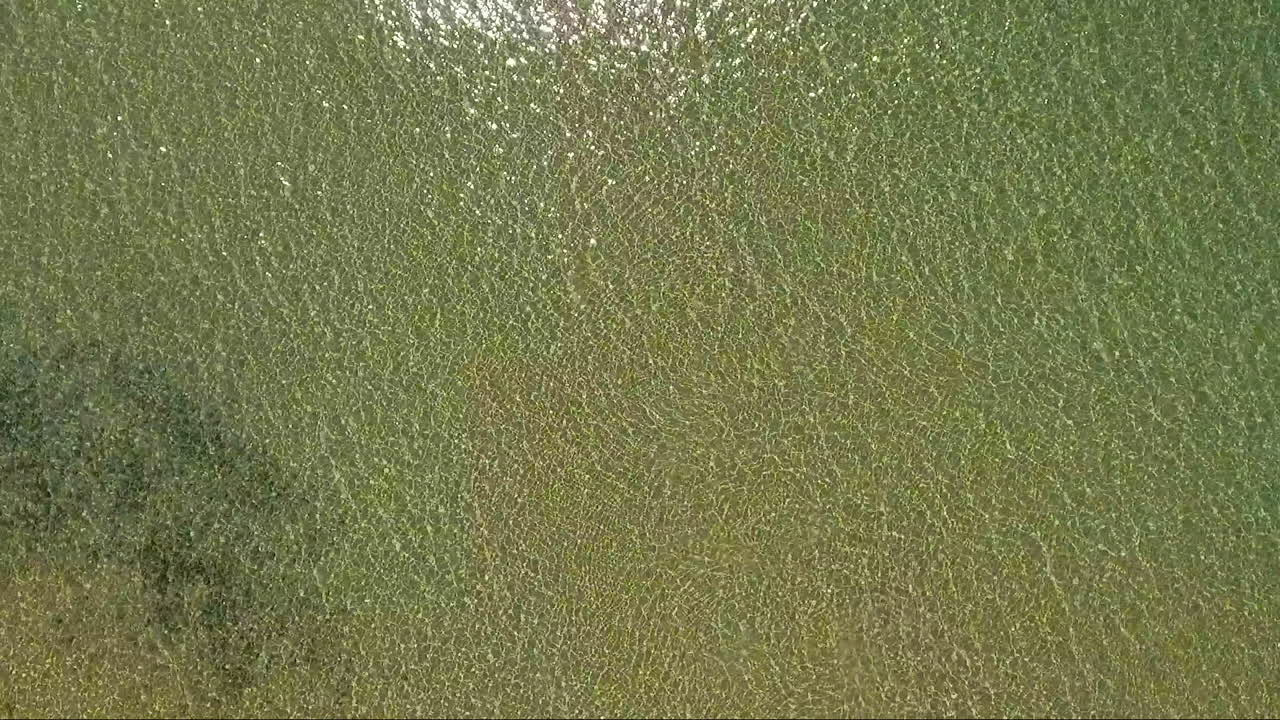 una antena sobre una mujer remando en un kayak a través del lago tahoe 4