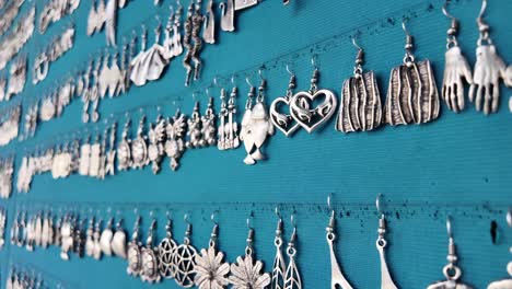 exhibición de pendientes de plata