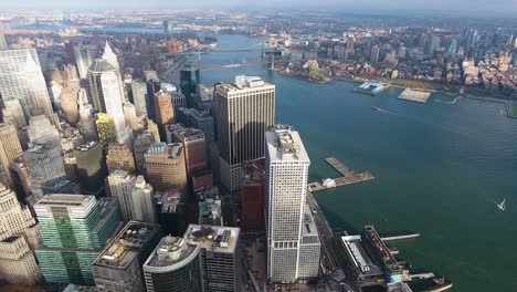 un dron de alto vuelo, 4k disparado sobre el bajo manhattan, ciudad de nueva york, incluyendo la torre de la libertad y el centro mundial de comercio