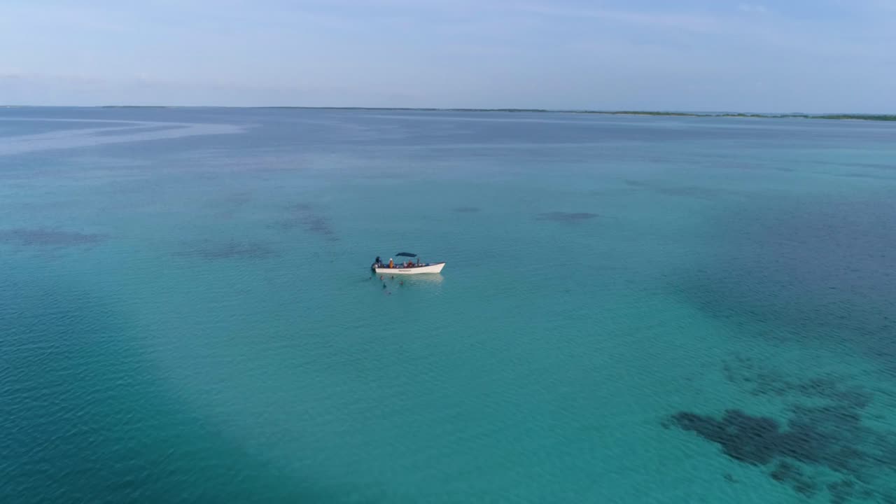 공중  ⁇  아웃 모터 보트와 사람들과 아무것도 중간에, 바다 장면