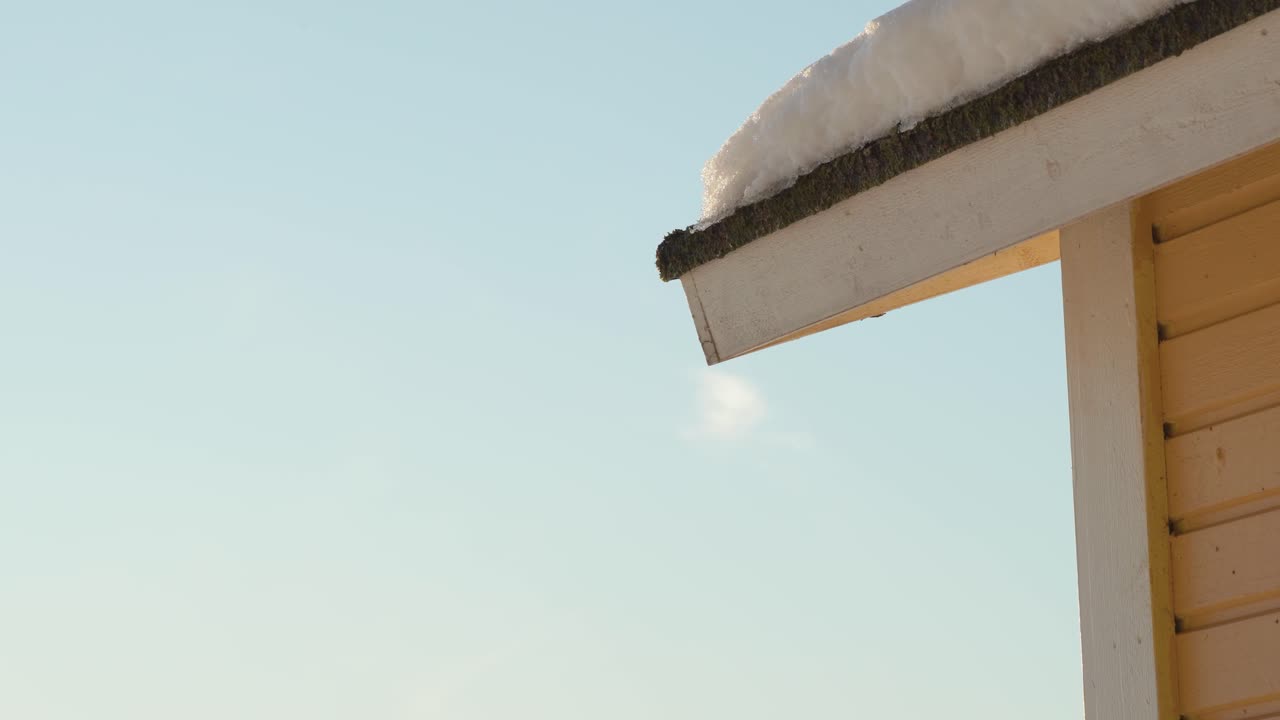 ⁇ 은 오후에 눈  ⁇ 인 지붕에서 떨어지는 물방울