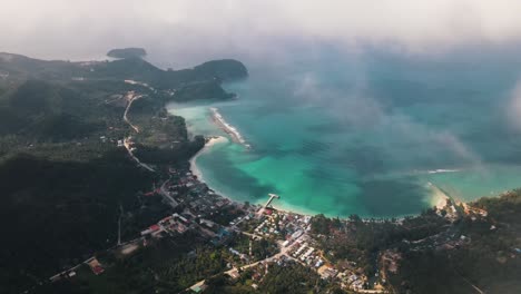 Wunderschönes-Grünblaues-Meer-Mit-Weißen-Sandstränden-In-Der-Chaloklum-bucht,-Die-An-Einem-Sonnigen-Tag-Auf-Der-Insel-Koh-Phangan-Durch-Die-Weißen-Wolken-Zu-Sehen-Sind