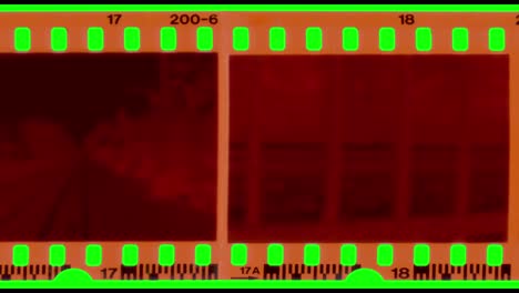 tira de película negativa en movimiento sobre fondo verde