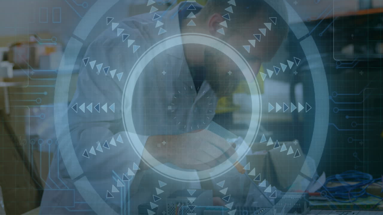 animación de un escáner redondo contra un ingeniero caucásico que trabaja en una placa de circuitos eléctricos