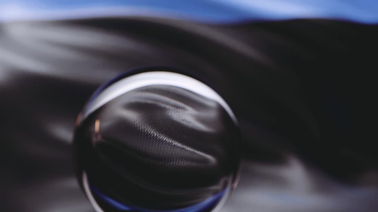 la bandera x está ondeando contra el cielo azul en 4k.