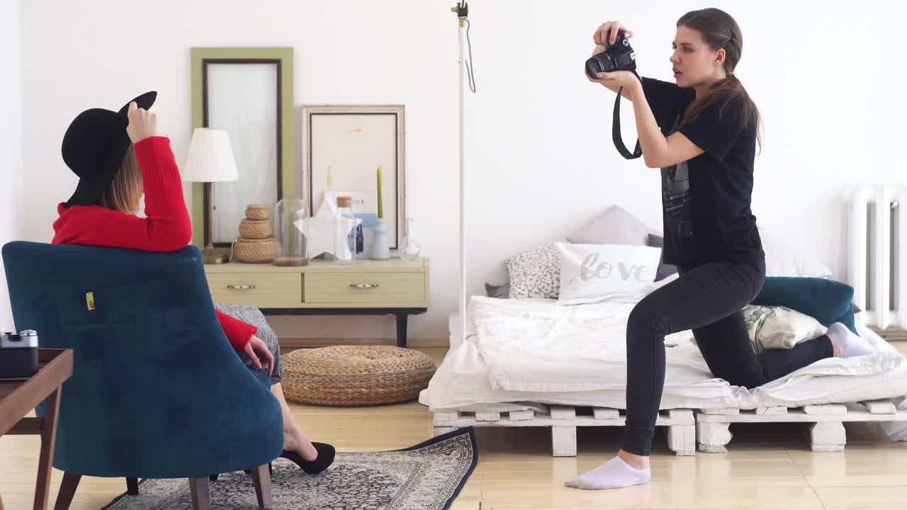 침실에서 여성 사진 촬영