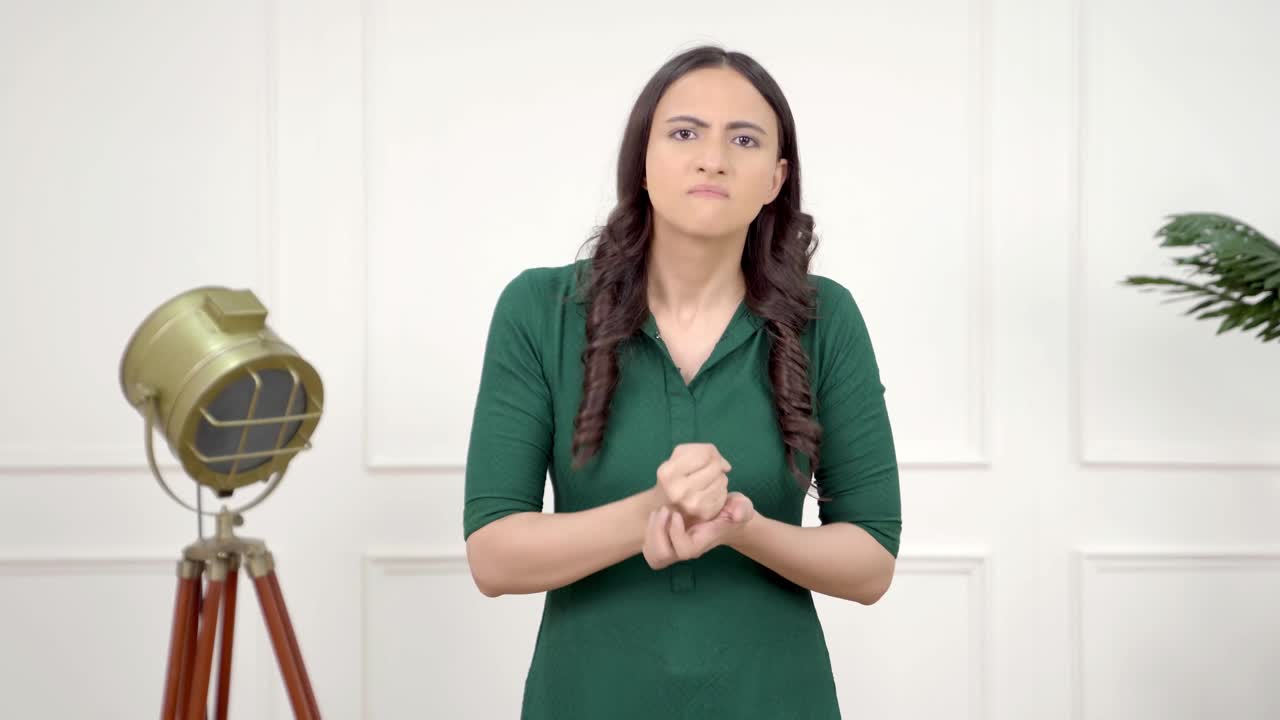 chica india enojada mostrando agresión