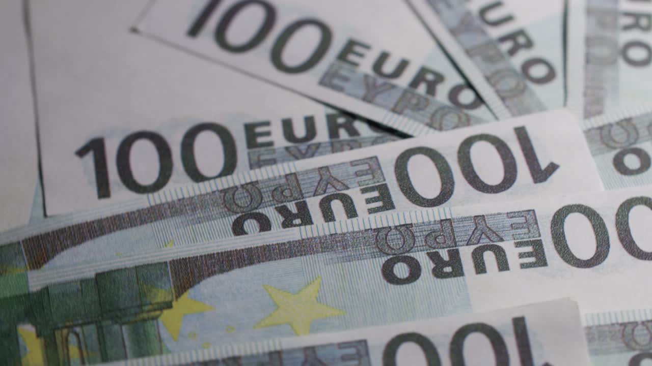 100유로 지폐는 원으로 회전합니다.