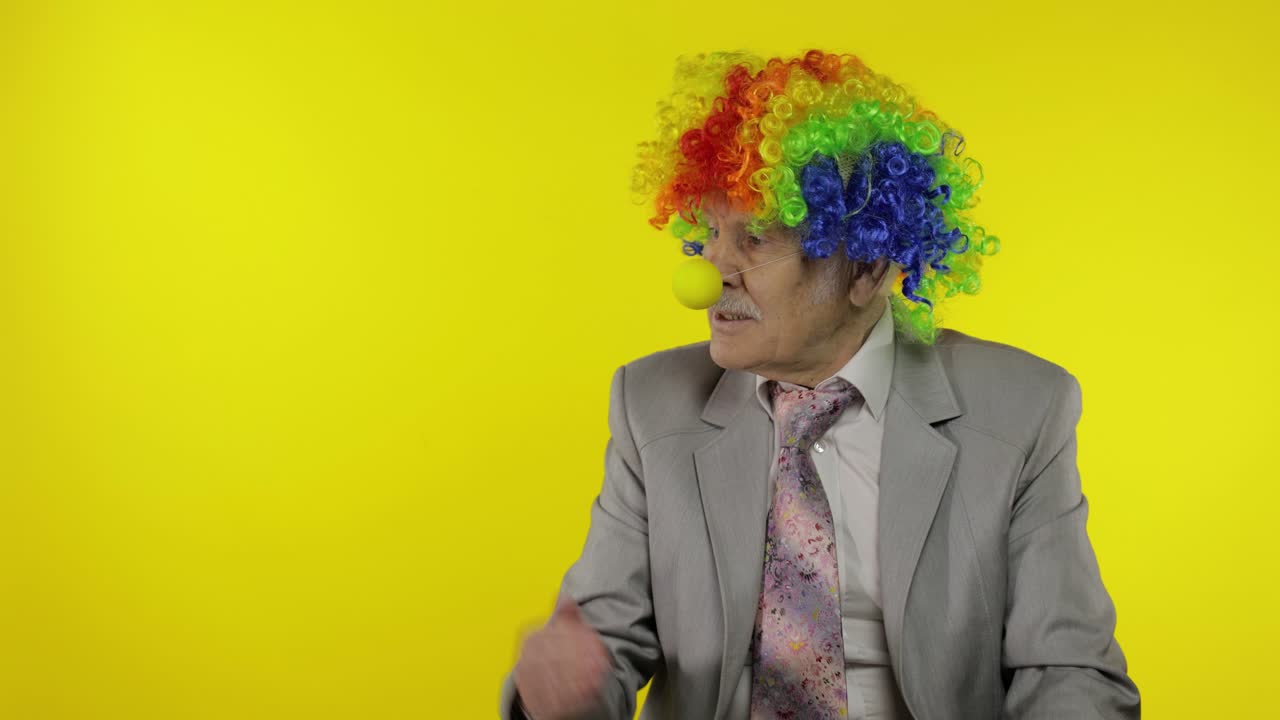 viejo payaso hombre de negocios empresario jefe señalando a algo. espacio de copia