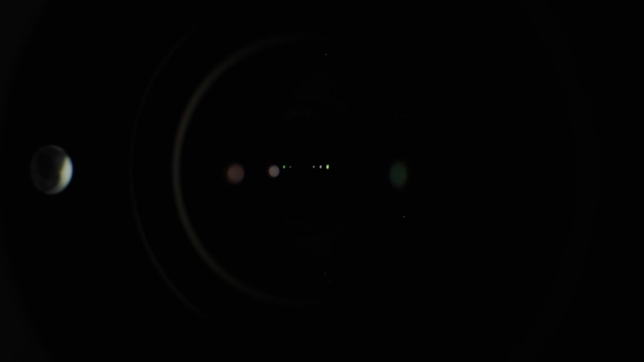 Ein Lichtstrahl beleuchtet die Frontlinse des Objektivs.