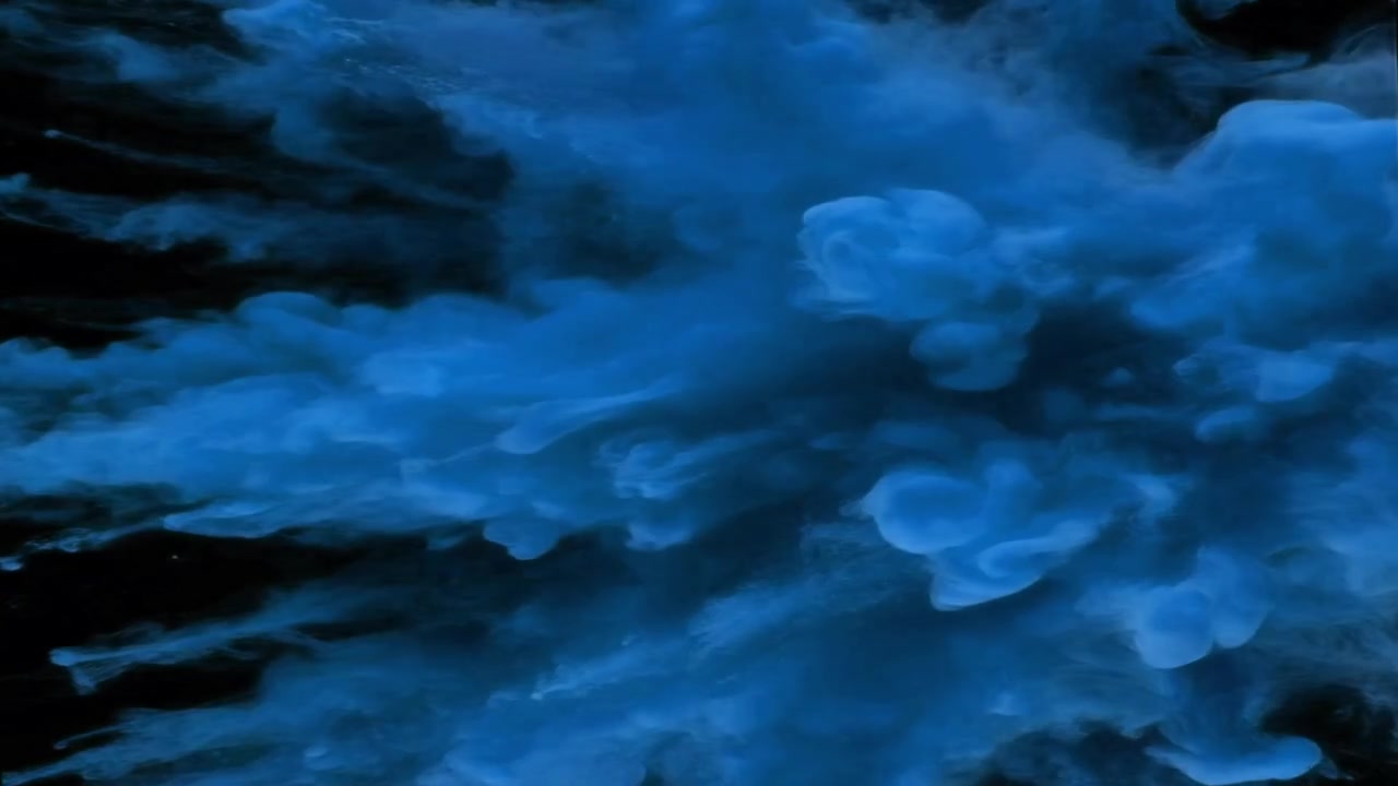 Esplosione di polvere blu su sfondo nero