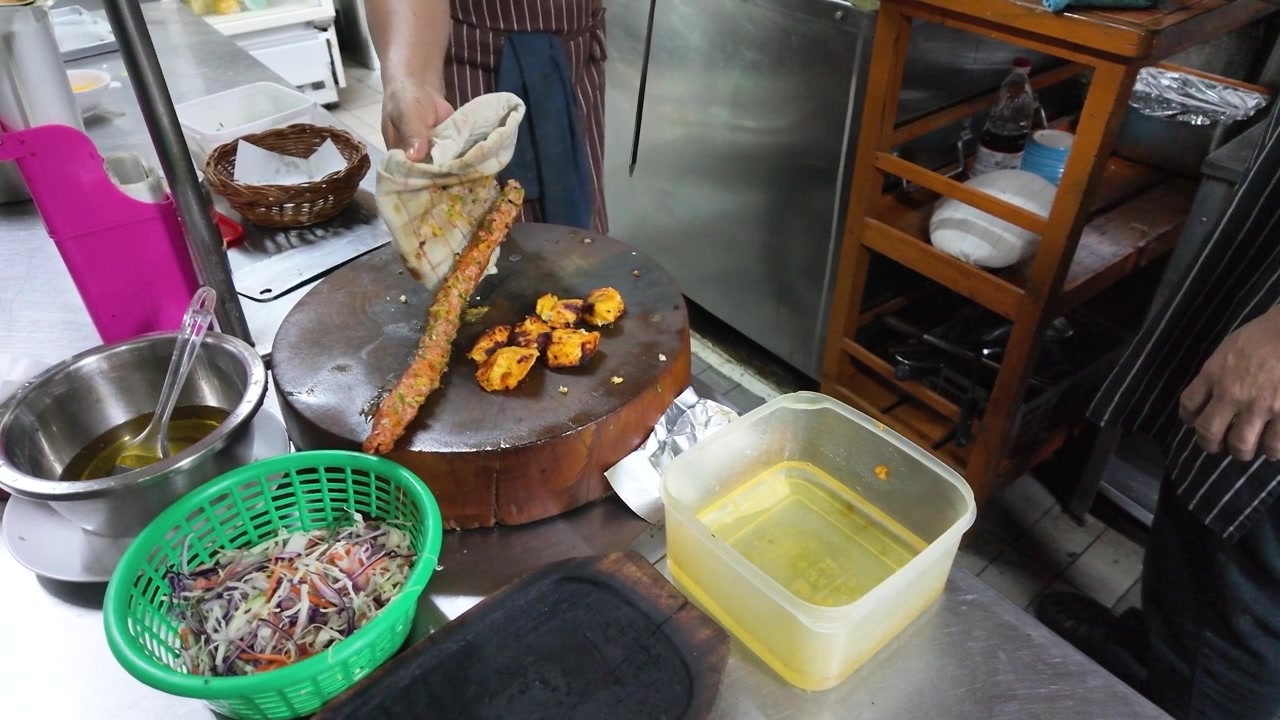 Koki Makanan Jalanan Mengambil Sate Udang Bakar dari Oven Tandoor di Bangkok