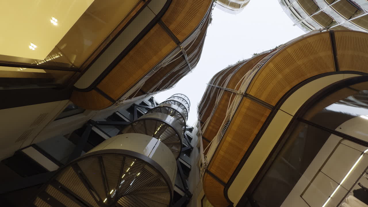 Edifício Arquitetônico Moderno com Escadas em Espiral