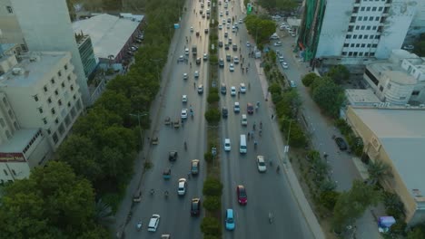 el flujo de tráfico nocturno en la carretera shahra-e-faisal de karachi, pakistán