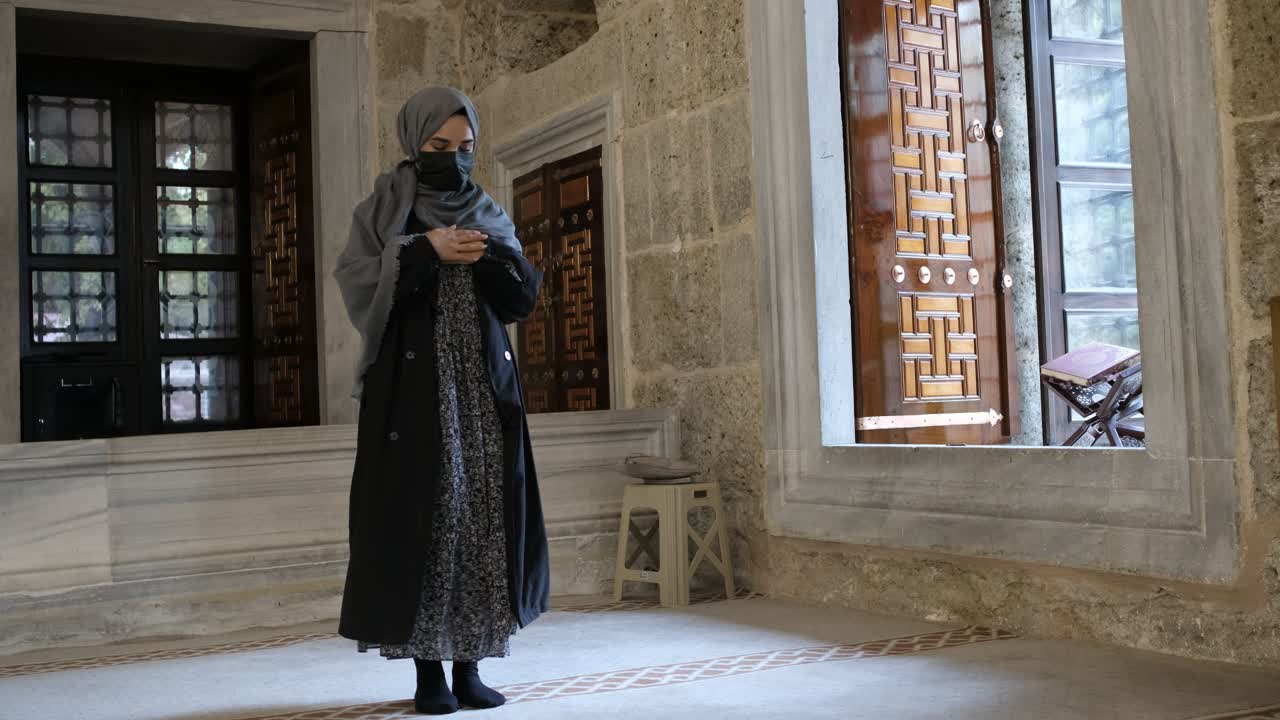 creyente mujer musulmana enmascarada