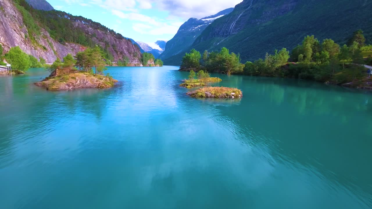 el lago lovatnet es una naturaleza hermosa de noruega.