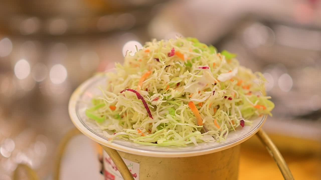 접시 에 신선 한 분쇄 된  ⁇ 러드