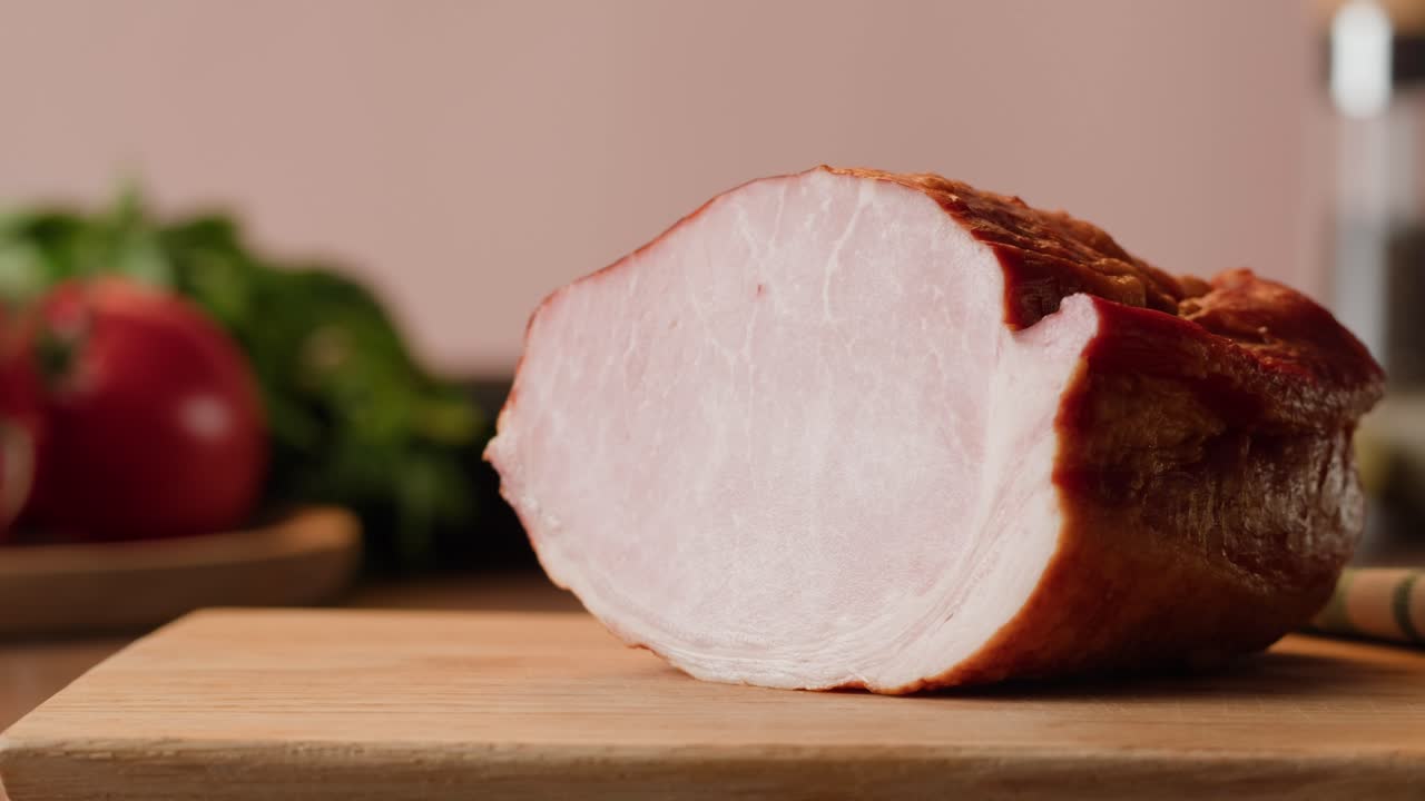 Prosciutto tagliato su tavola da taglio