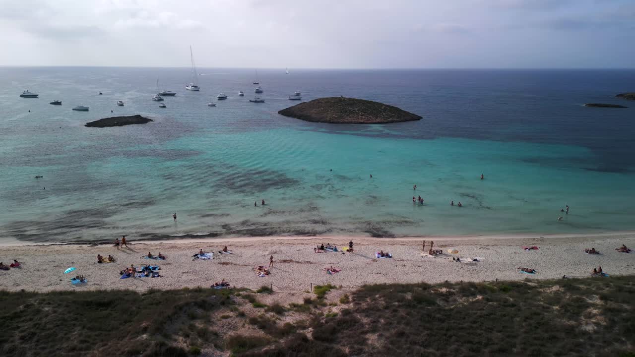 laguna azul, bahía con dos islas pequeñas