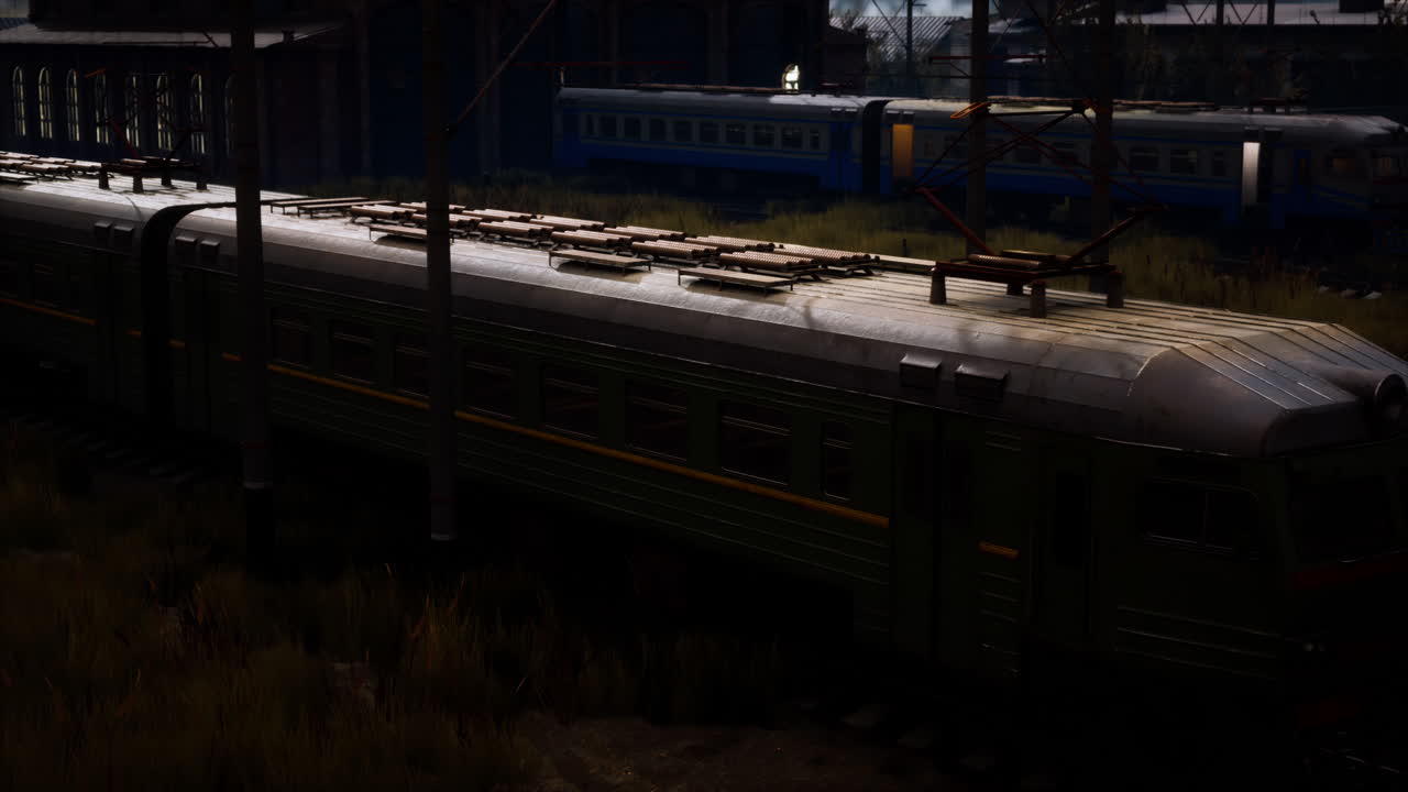 patio de trenes abandonado con trenes viejos y nuevos