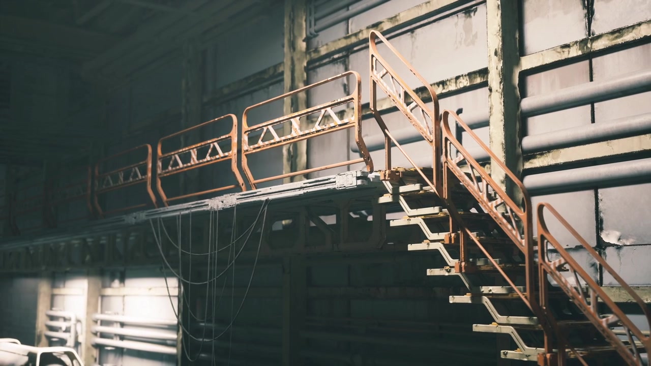 Forladt industriel travers, en glemt fabriksbalkon med falmet maling