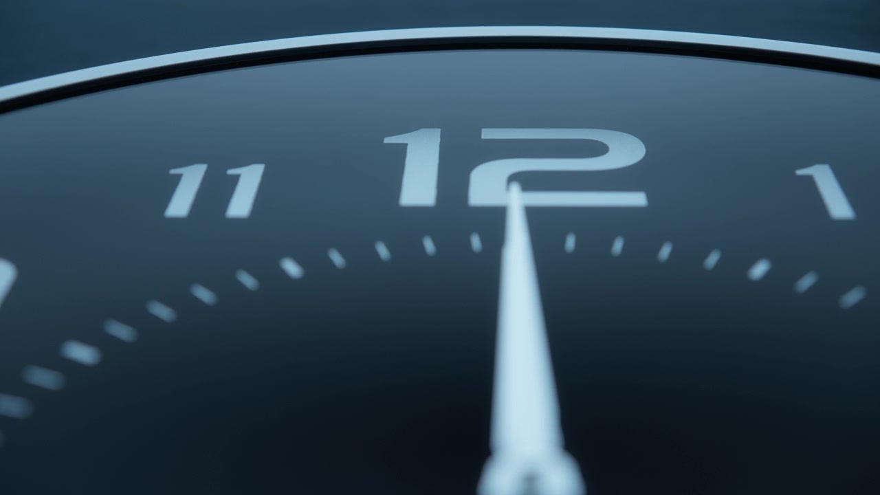 Le dodici su un classico orologio da parete nero