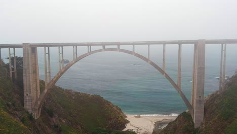 Fly-Away-At-Bixby-Creek-Bridge-During-Foggy-Morning-On-The-Big-Sur-Coast-Of-California,-USA