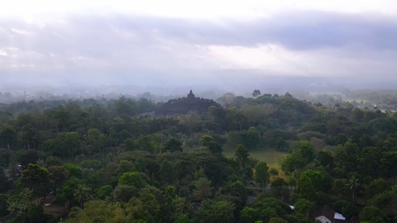 Veduta aerea dell'incredibile tempio di Borobudur