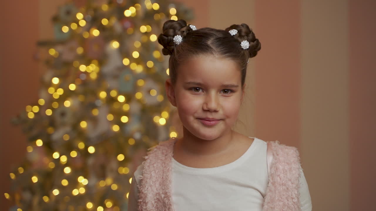 niña mira a la cámara y sonríe