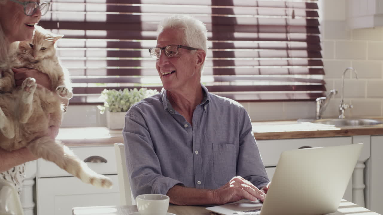 봉쇄로 인해 우리는 비디오 통화를 통해 사회화하고 있습니다.