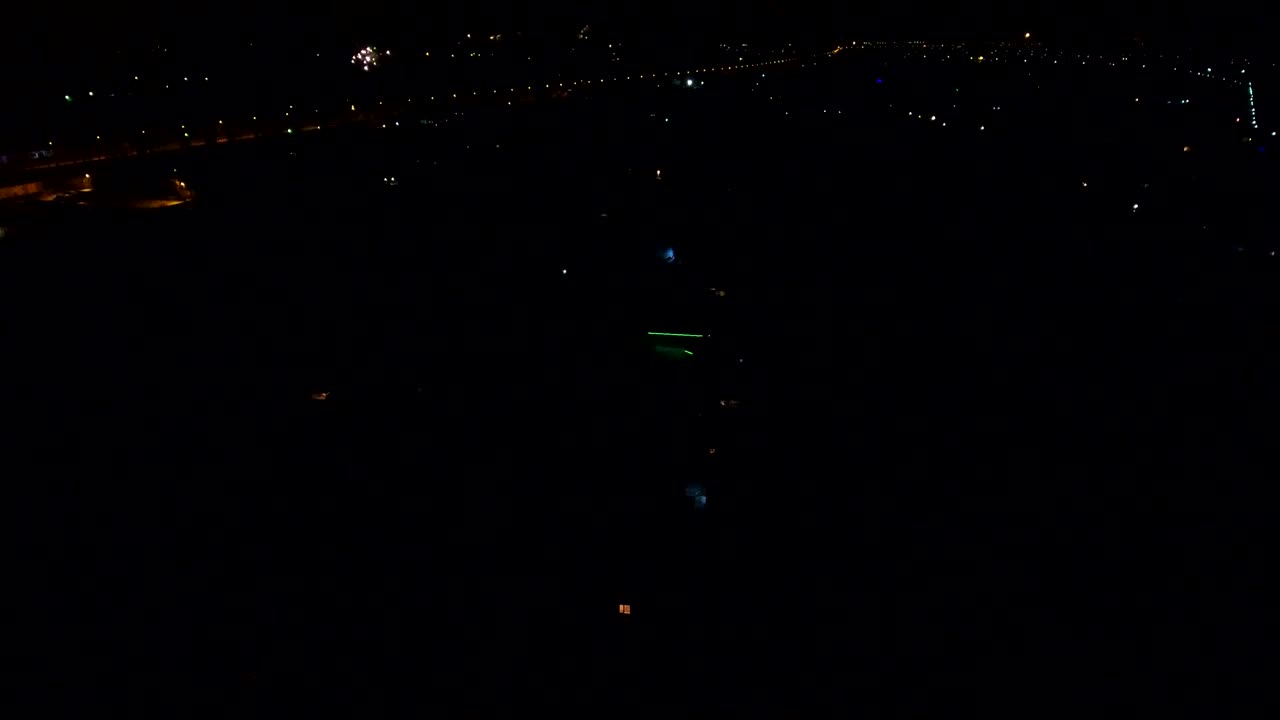 마을에서 새해의 불꽃놀이. 새해 전날 마을의 조류의 시야에서 볼 수 있는 비디오
