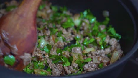 preparación de relleno de bourek con carne picada