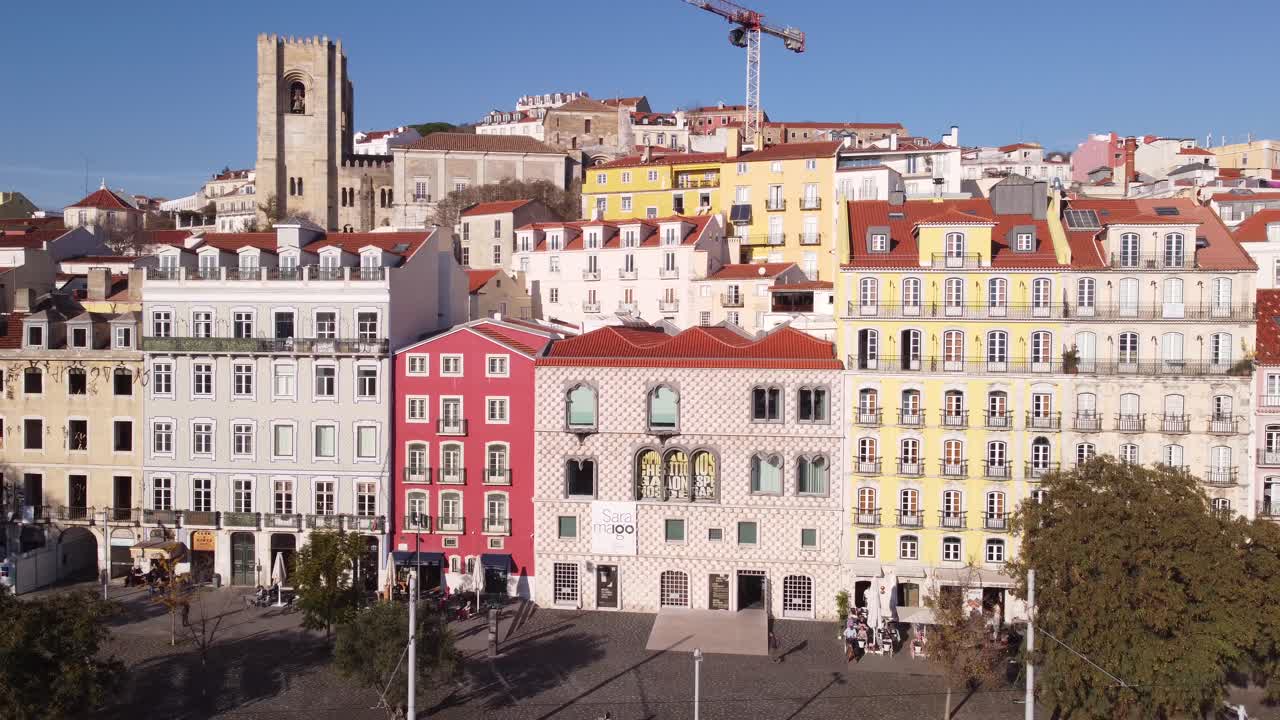 Volo di drone a sinistra con vista spettacolare della Casa dos Bicos Fondazione JosÃ© Saramago ad Alfama, Lisbona, Portogallo, Europa, in una giornata di sole splendente.
