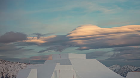 vista de lapso de tiempo sobre impresionantes formaciones de nubes al atardecer sobre el parque de nieve - evento de los nueve caballeros de suzuki en la estación de esquí watles, italia